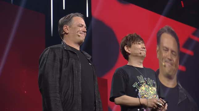 Specner und Yoshida kündigen die Xbox-Portierung beim Fanfest 2023 an. 